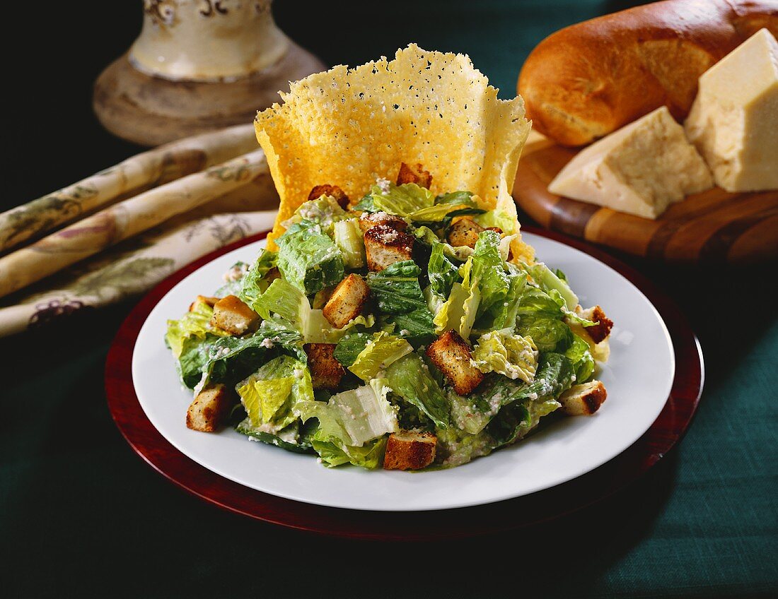 Caesar Salad mit Parmesanhippe