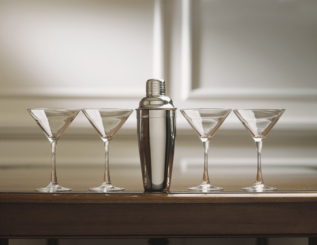 Vier Martini-Gläser mit einem Shaker