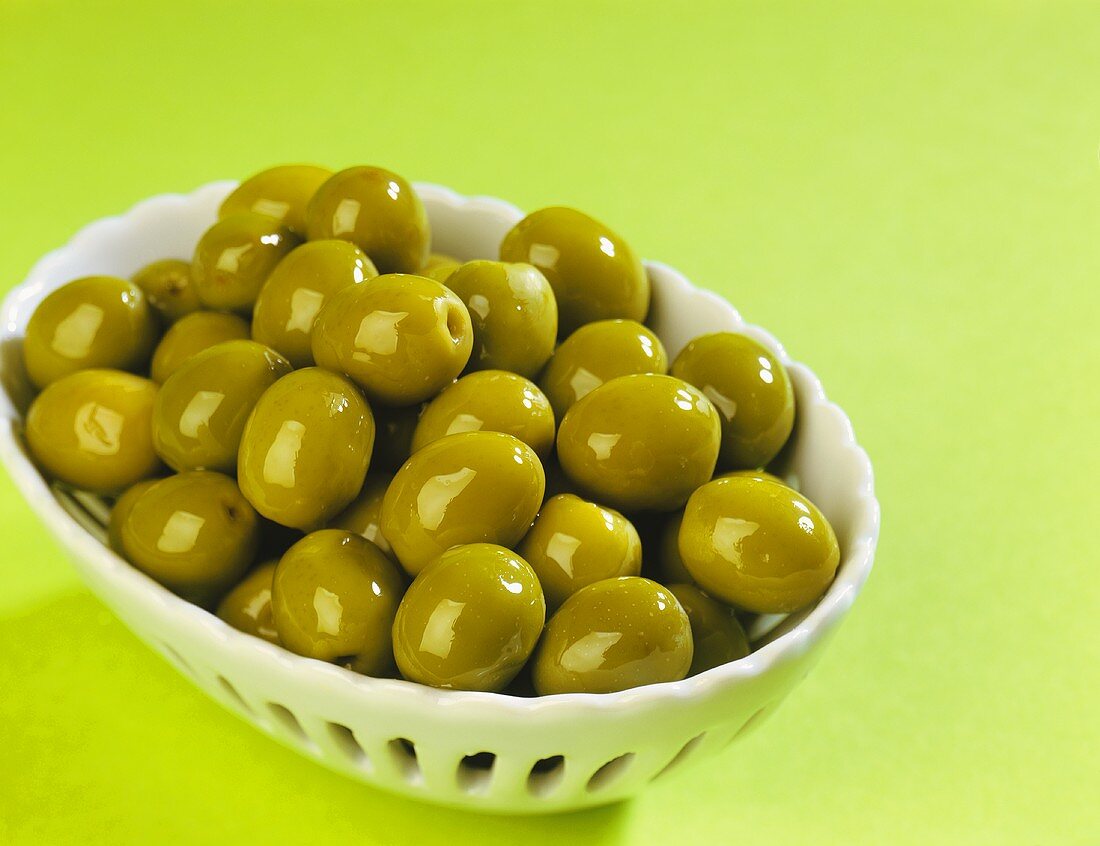 Grüne, in Öl eingelegte Oliven in einem Schälchen