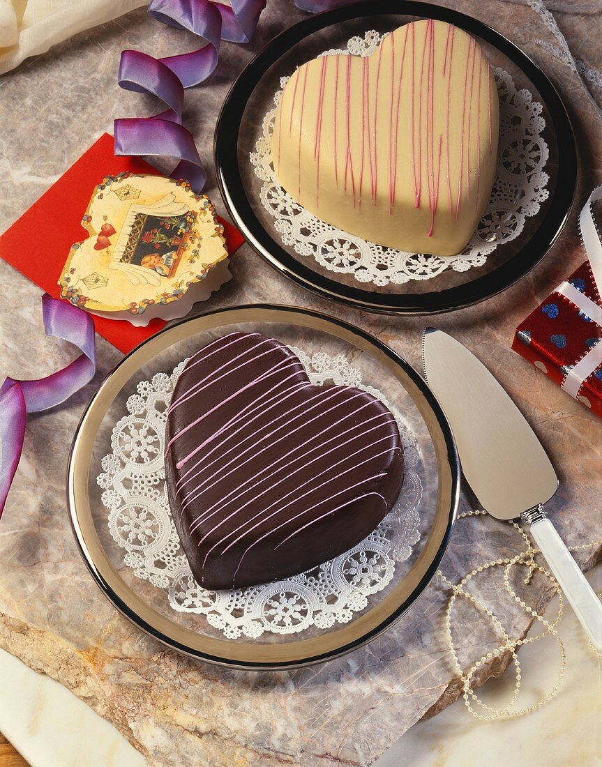 Zwei Kuchen in Herzform mit Schokoglasur