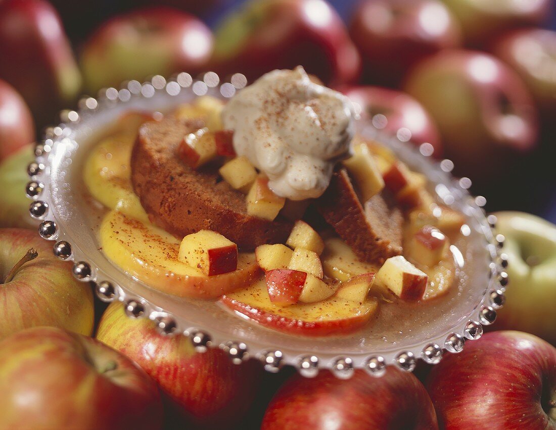 Gewürzkuchen auf karamelliesiertem Apfel mit Schlagsahne