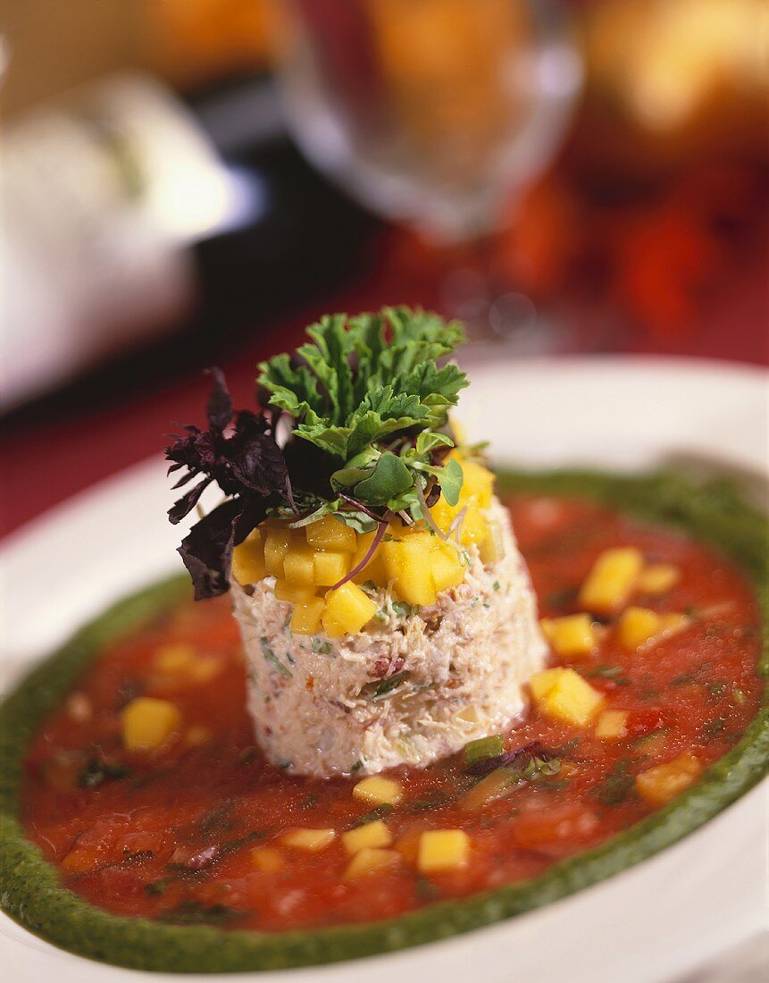 Krabbensalat auf Mango-Tomaten-Sauce