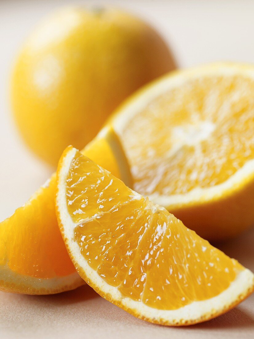 Frische Orangen (ganz, halbiert, Schnitze)