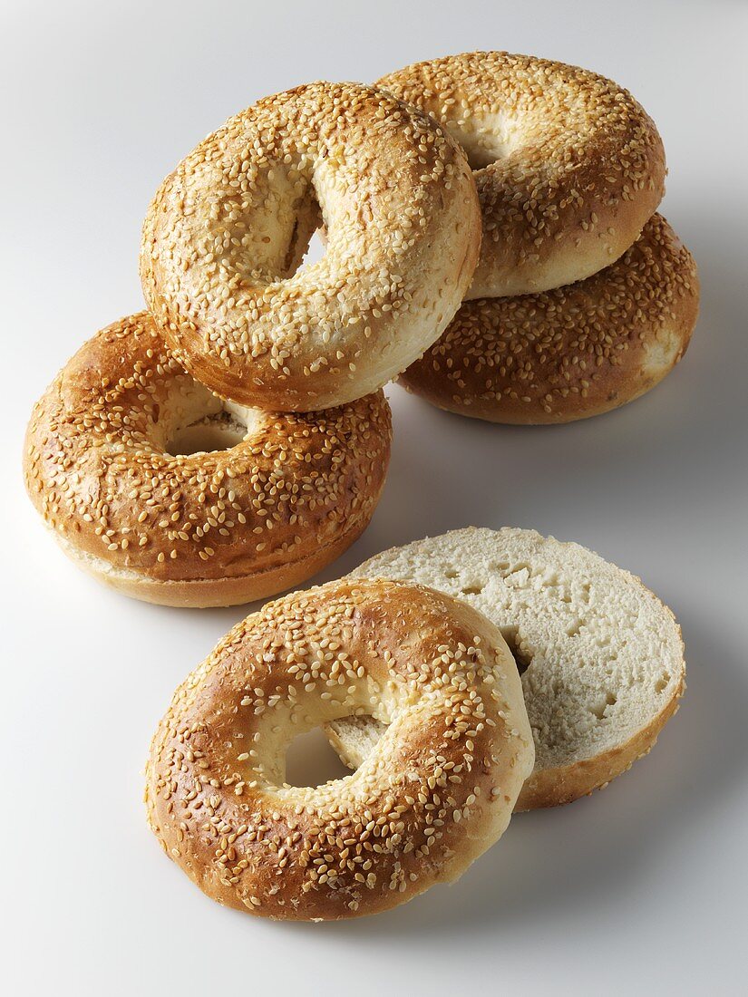 Sesambagels, ganz und durchgeschnitten