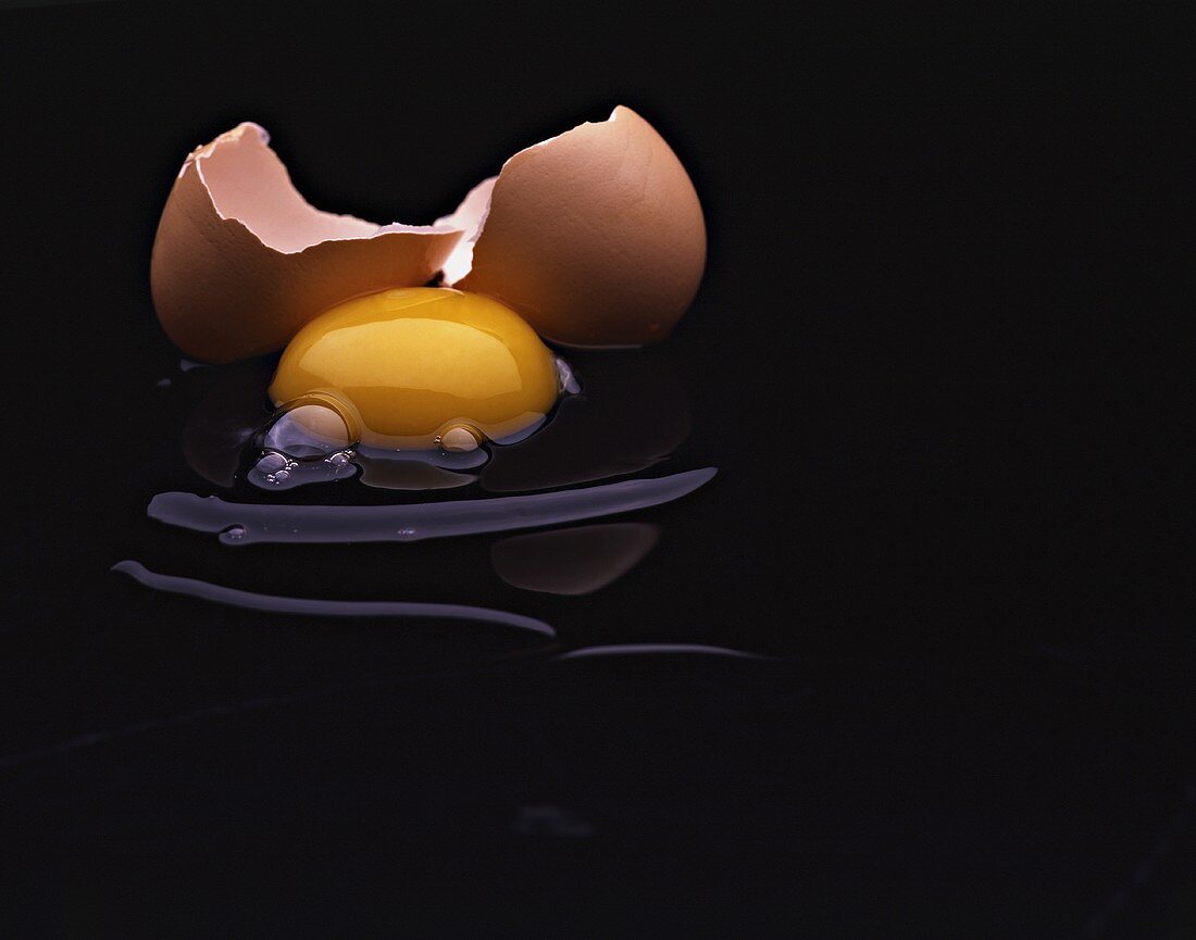 Aufgeschlagenes Ei mit Eierschale