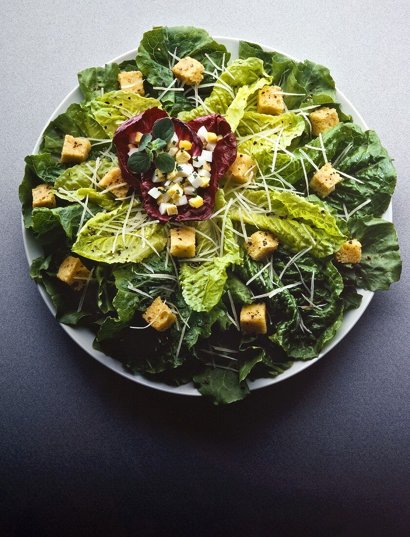 Gemischter Blattsalat mit Croûtons und Parmesan