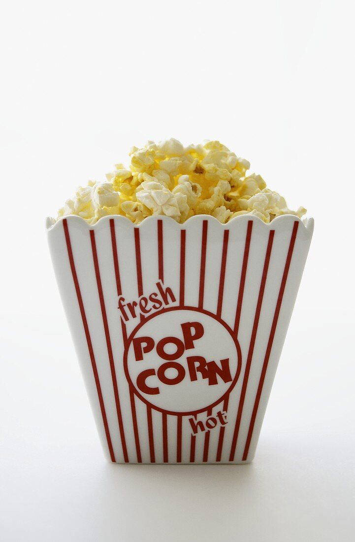 Popcorn in rot-weiss gestreiftem Pappbecher