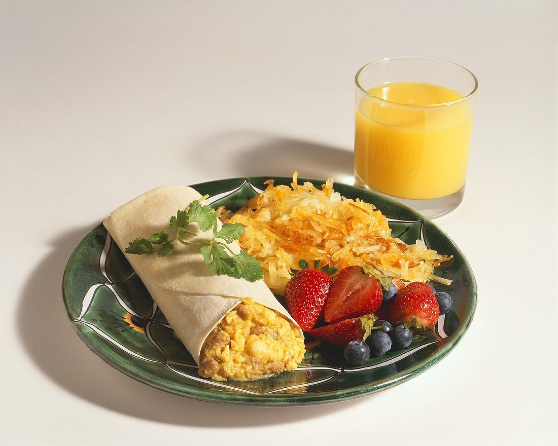 Frühstücks-Burrito mit Rührei und Rösti; Orangensaft