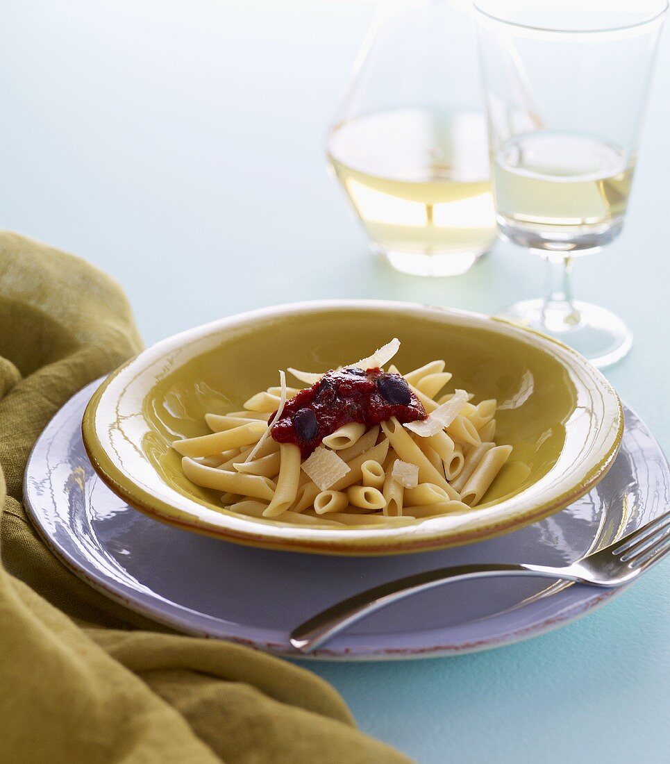 Penne mit Sauce und Parmesan, Weißwein