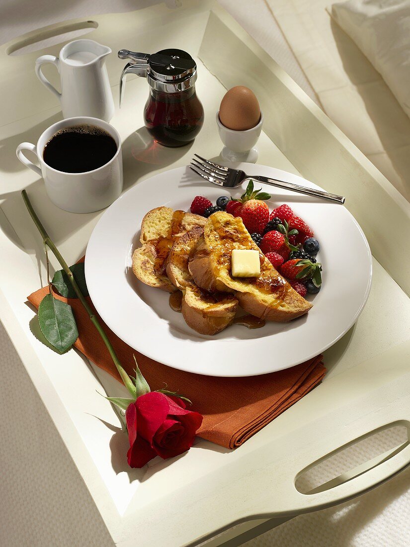 Frühstück mit French Toast Kaffee und gekochtem Ei
