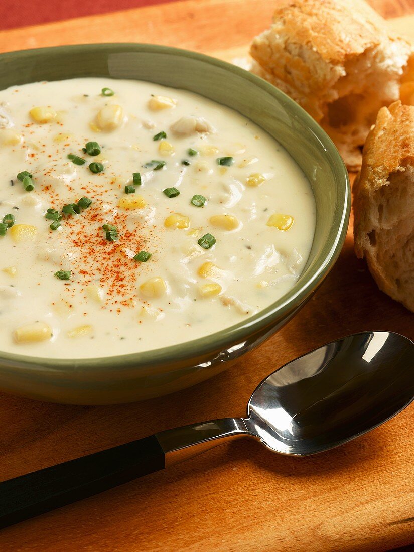 Corn Chowder (Maissuppe, USA) mit Baguette