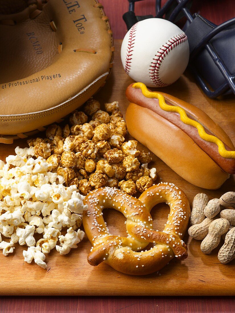 Knabberzeug und Hot Dog zum Baseball
