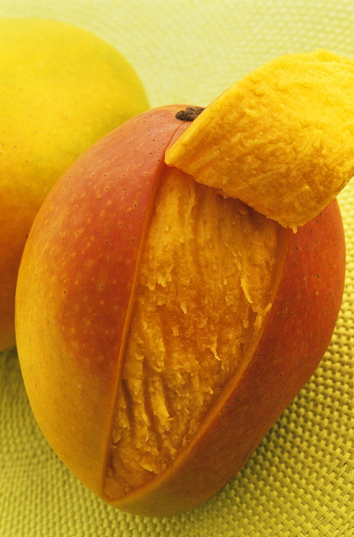 Mango, teilweise geschält