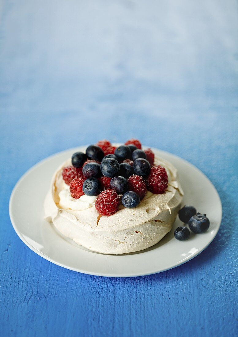 Pavlova mit Beeren