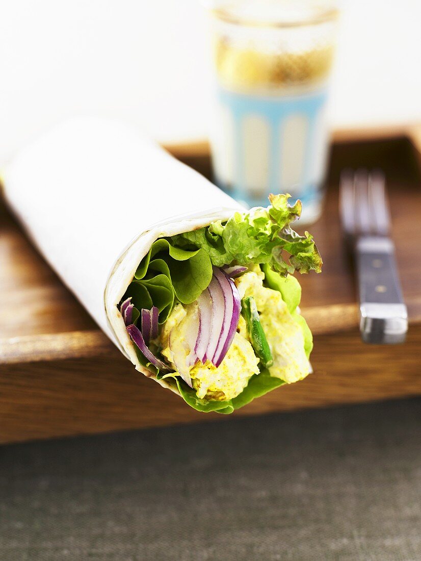 Wrap mit Hähnchen, Zwiebeln und Salatblättern