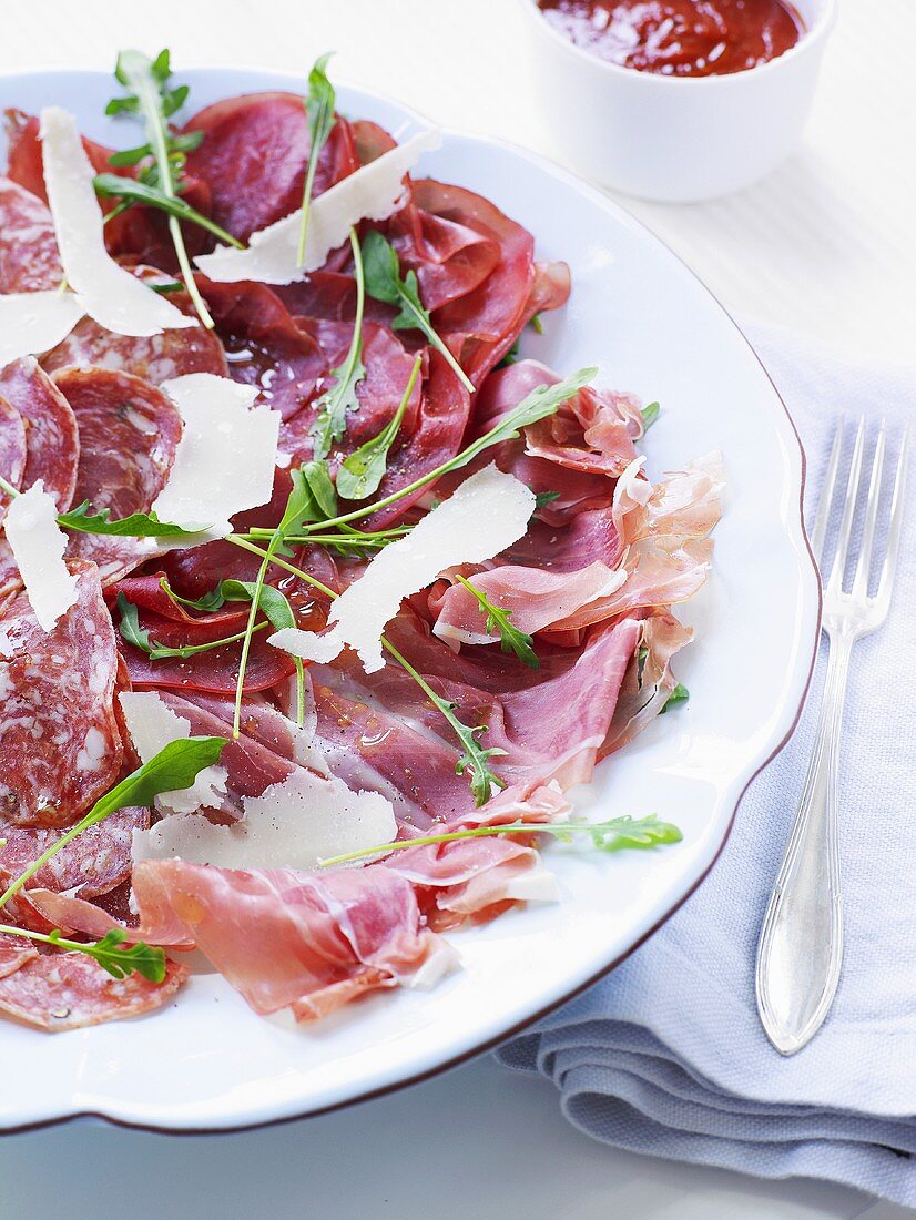 Prosciutto und Salami mit Parmesan und Rucola