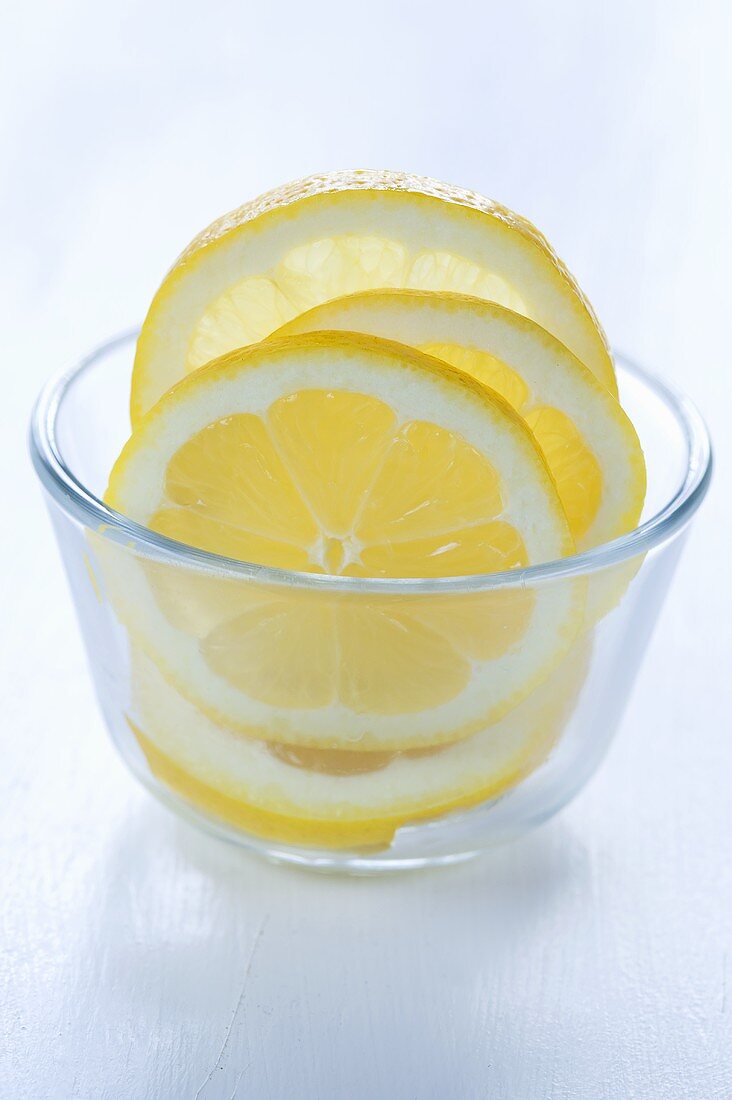 Mehrere Zitronenscheiben im Glasschälchen