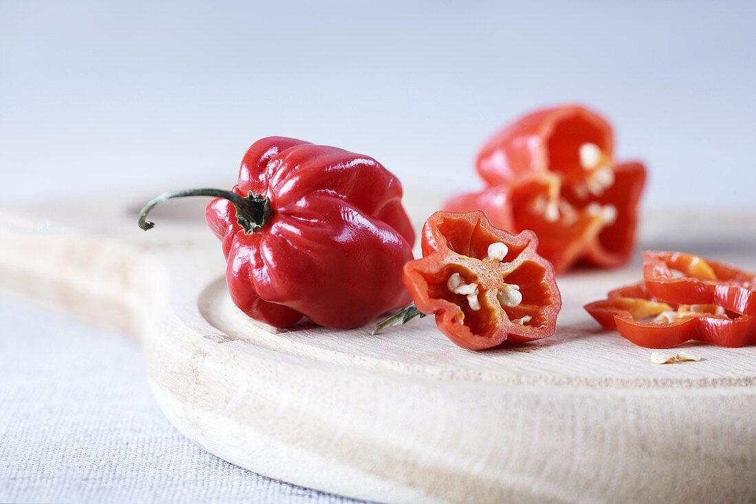 Lampion chillis, whole and sliced