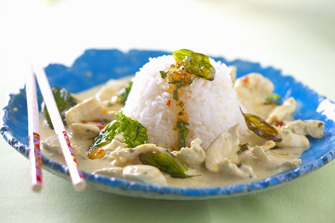 Hähnchenragout mit Chilisauce, frittiertem Basilikum und Reis (Thailand)