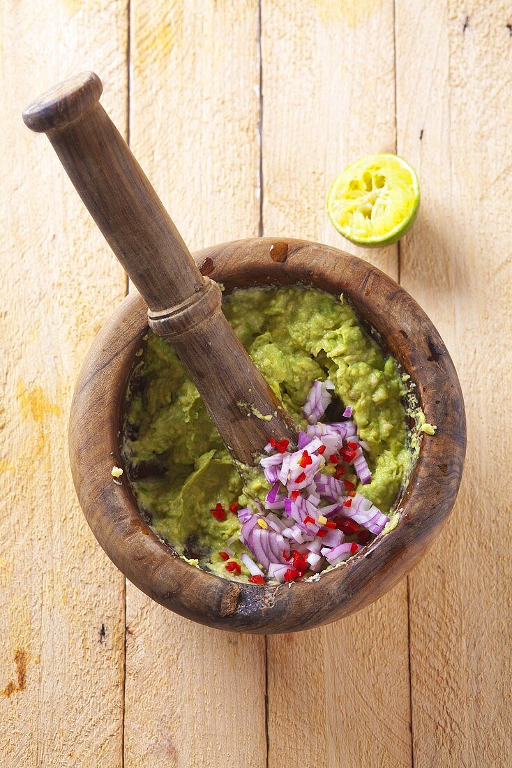 Guacamole mit Zwiebeln im Mörser