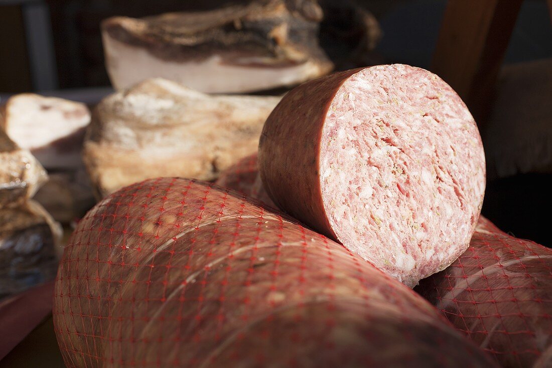 Verschiedene Wurstwaren auf dem Markt in Certaldo (Toskana)