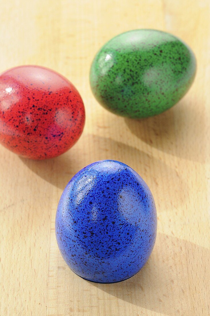 Drei gefärbte Eier