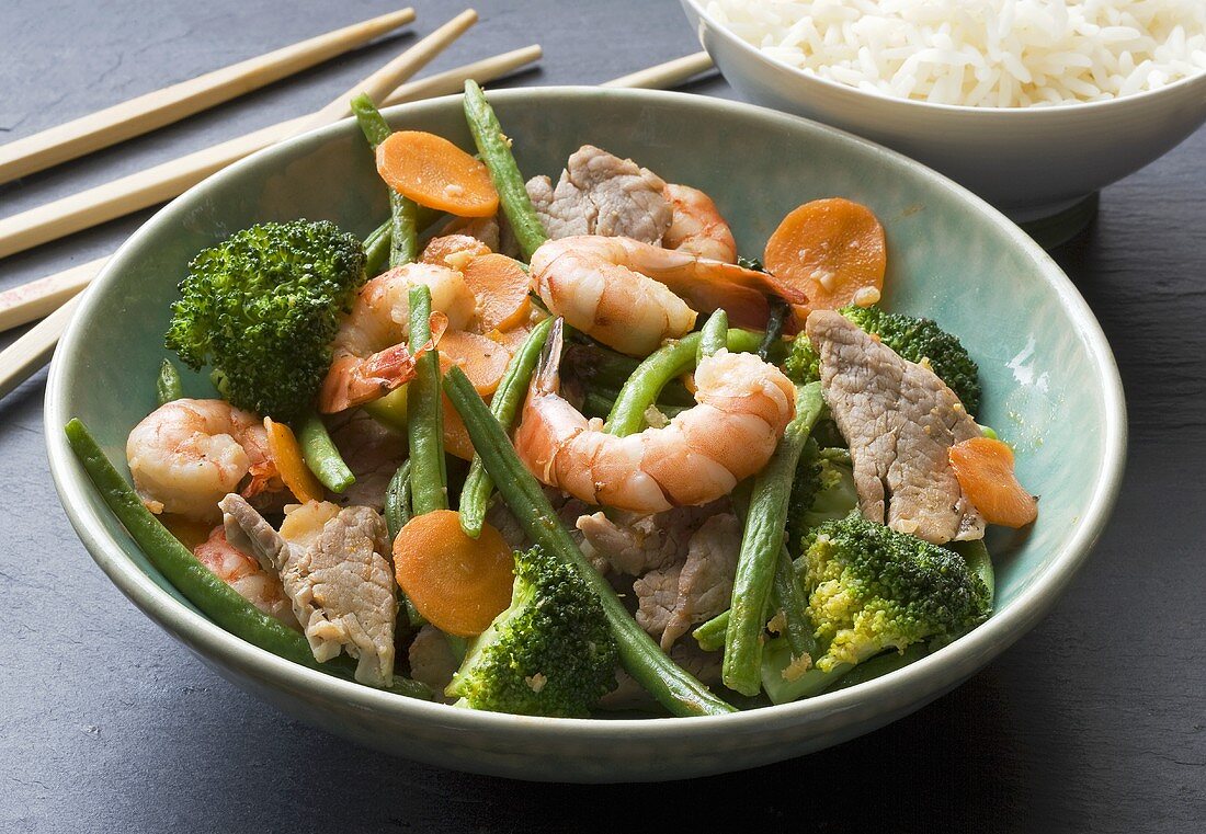 Stir-fried pork and shrimps with broccoli (Asia)