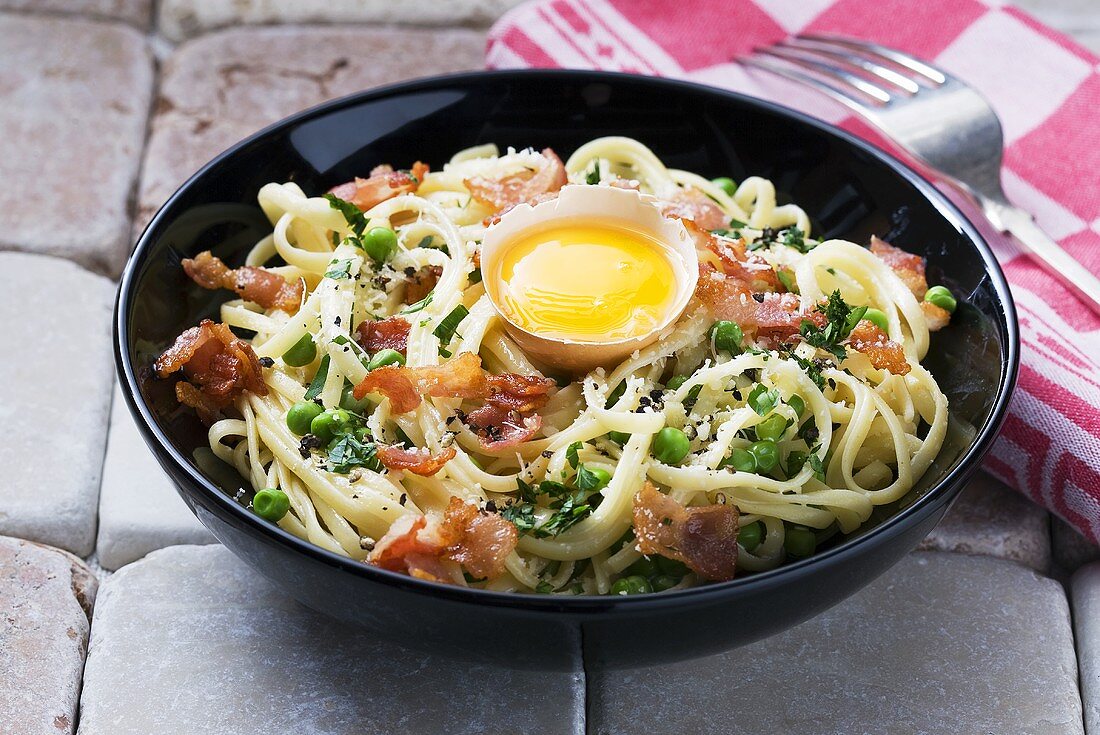 Spaghetti carbonara with bacon and egg