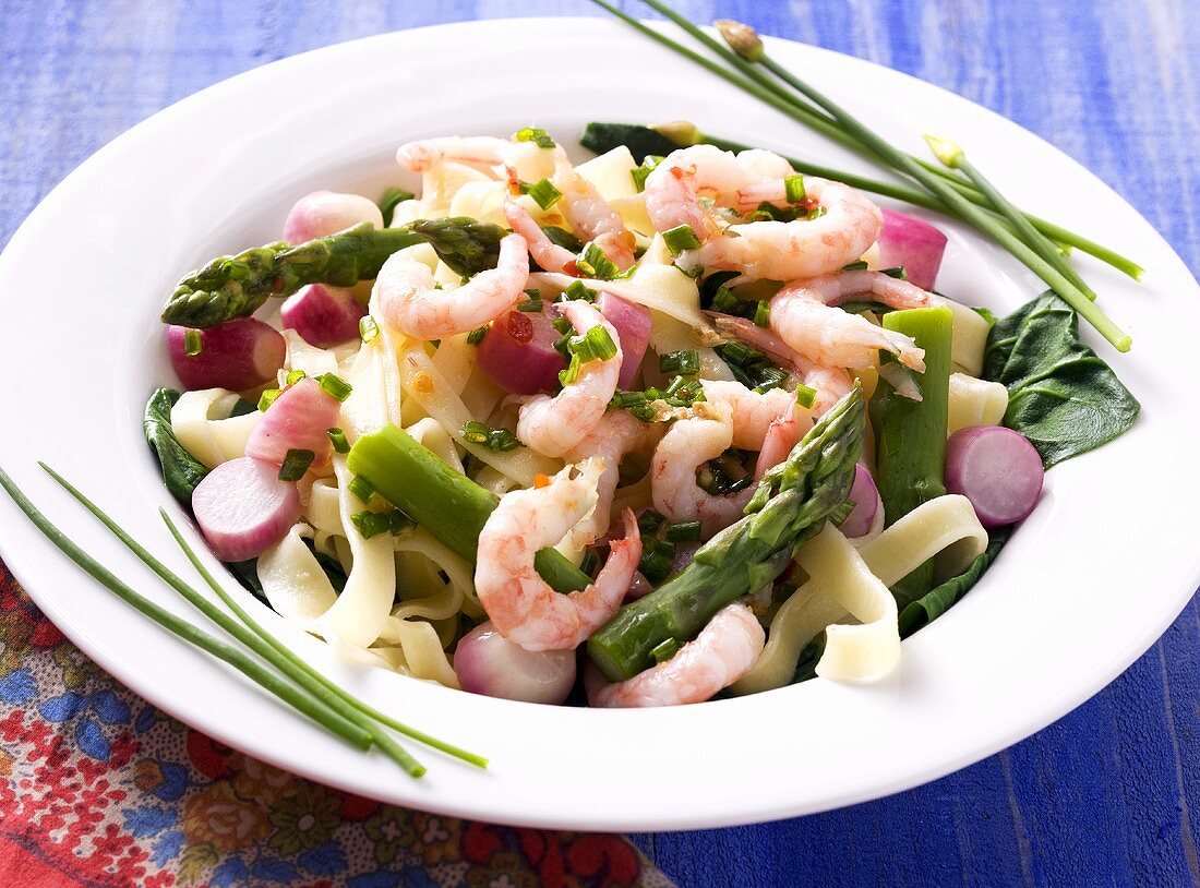 Tagliatelle mit Garnelen, grünem Spargel, Radieschen und Schnittlauch