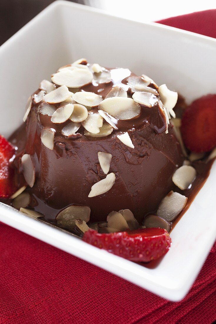 Schokoladen-Panna-Cotta mit Mandelblättchen und Erdbeeren