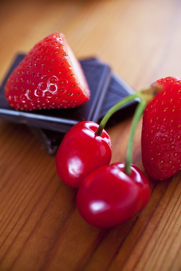 Schokoladenstücke, Kirschen und Erdbeeren