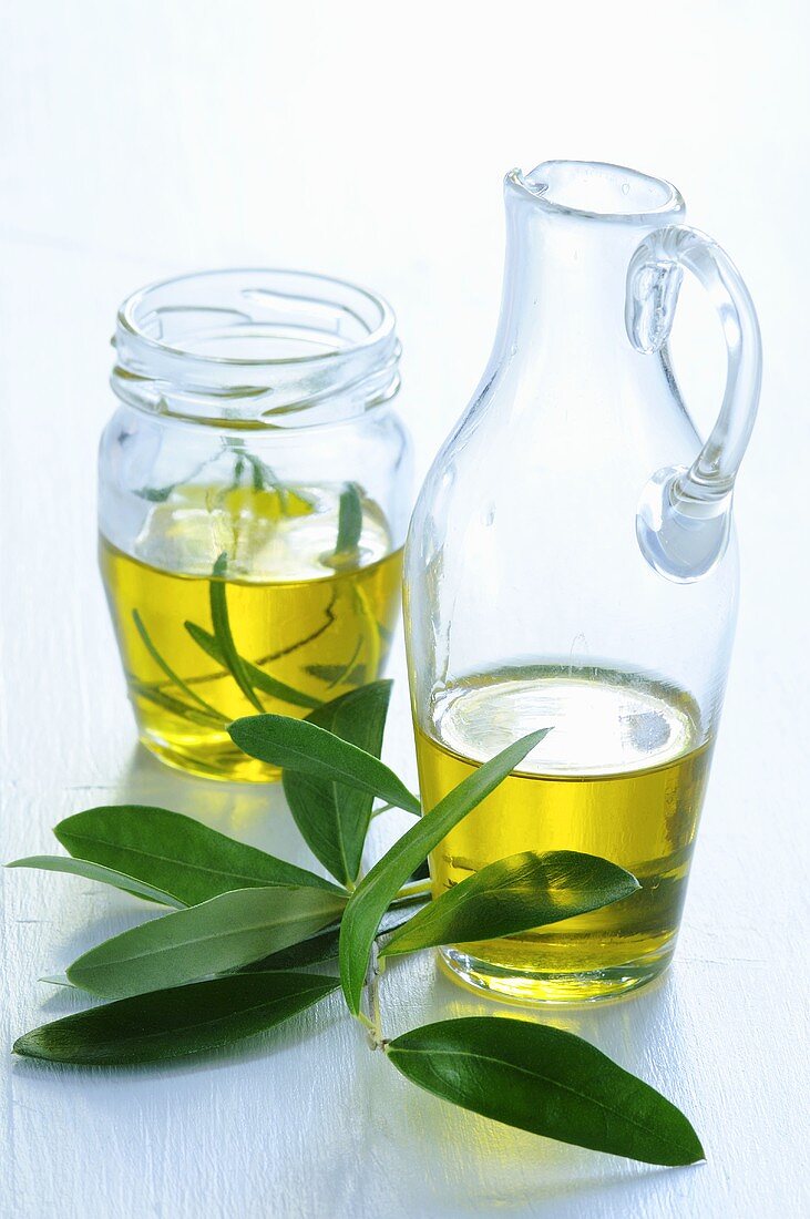 Olivenöl in Karaffe und Schraubglas, Olivenzweig