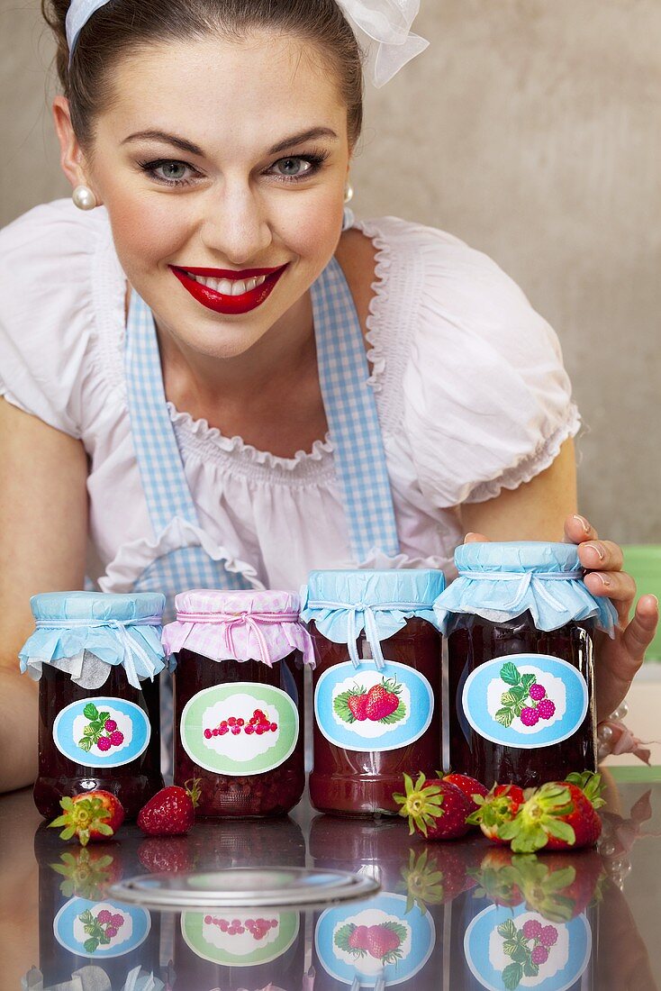 Mädchen im Retro-Look mit selbst gemachten Marmeladen