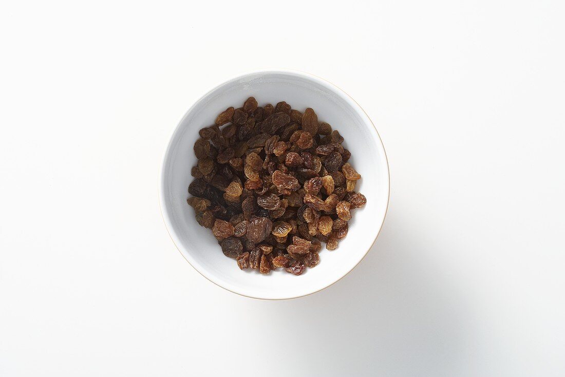 A bowl of raisins