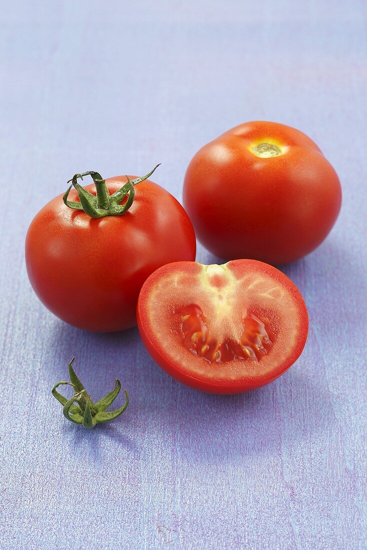 Ganze Tomaten und Tomatenhälfte