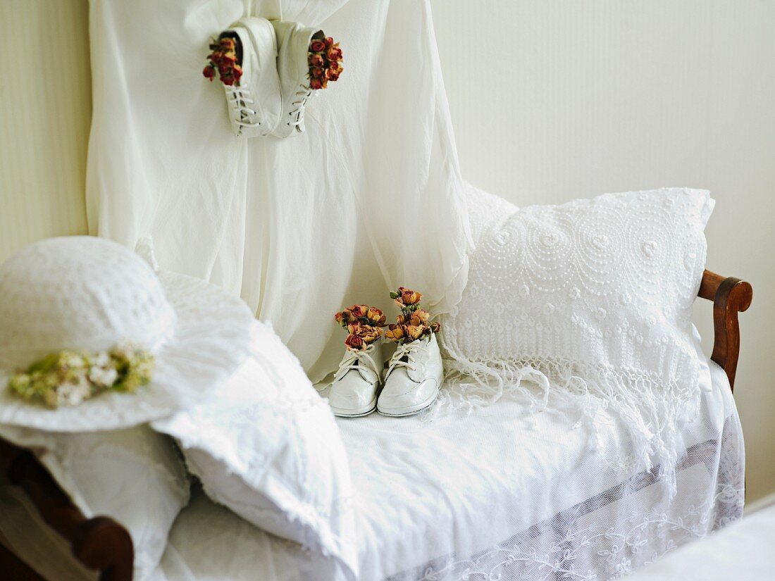 Hochzeitskleidung auf antikem Sofa