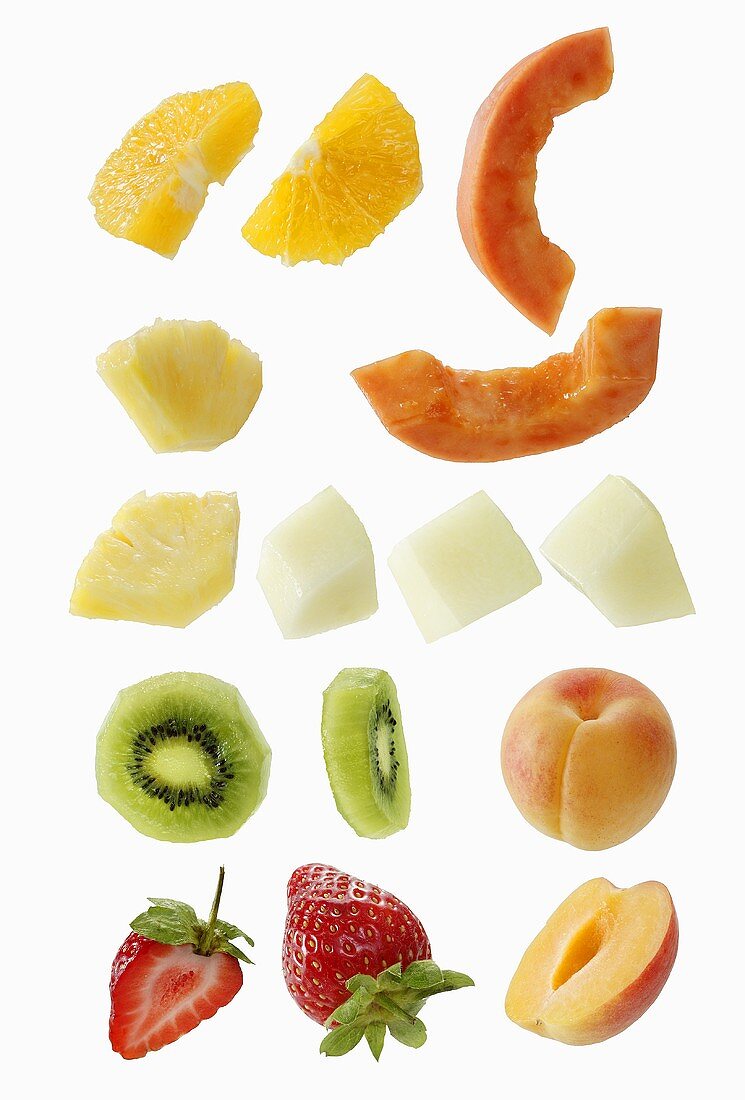 Verschiedene Früchte auf weißem Hintergrund