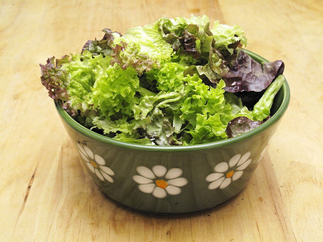 Gemischter Blattsalat in Keramikschüssel