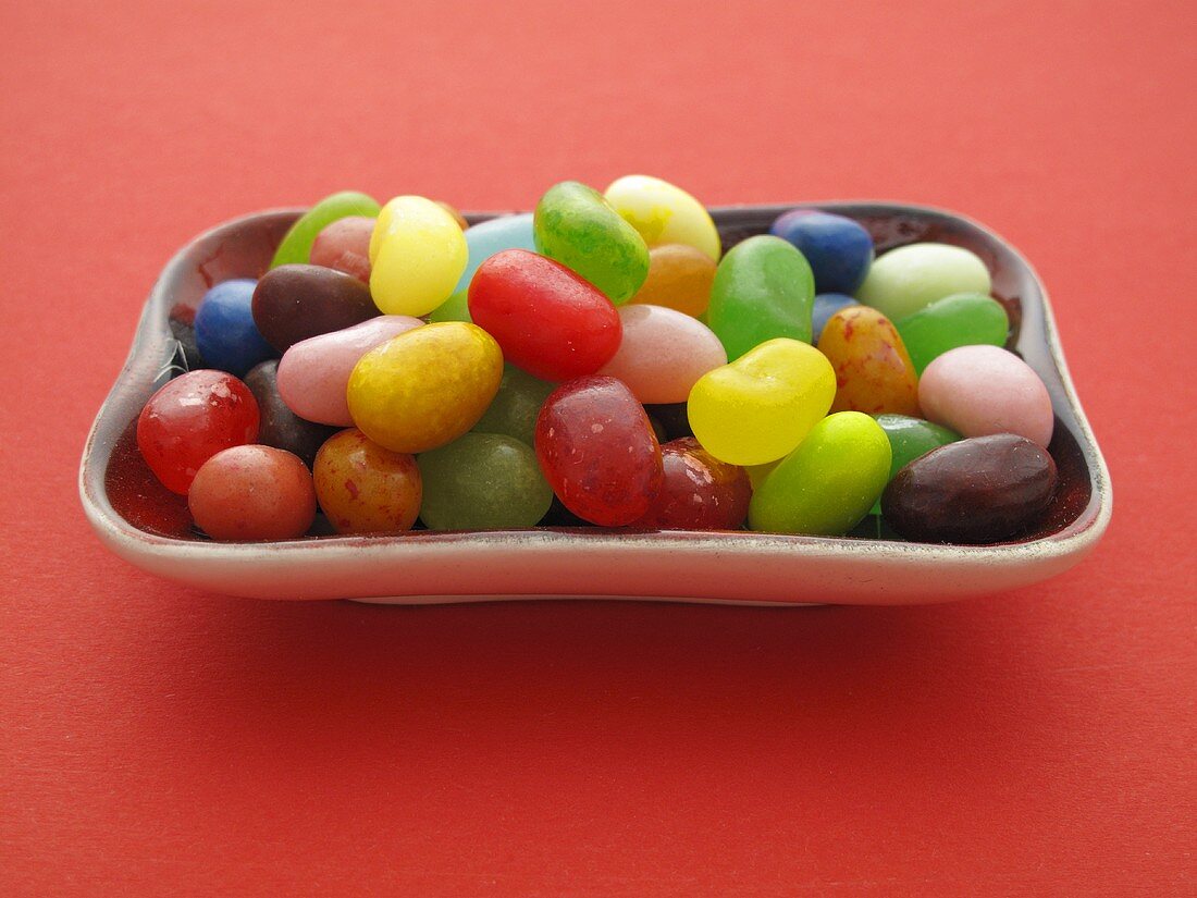 Viele bunte Jelly Beans in Keramikschale