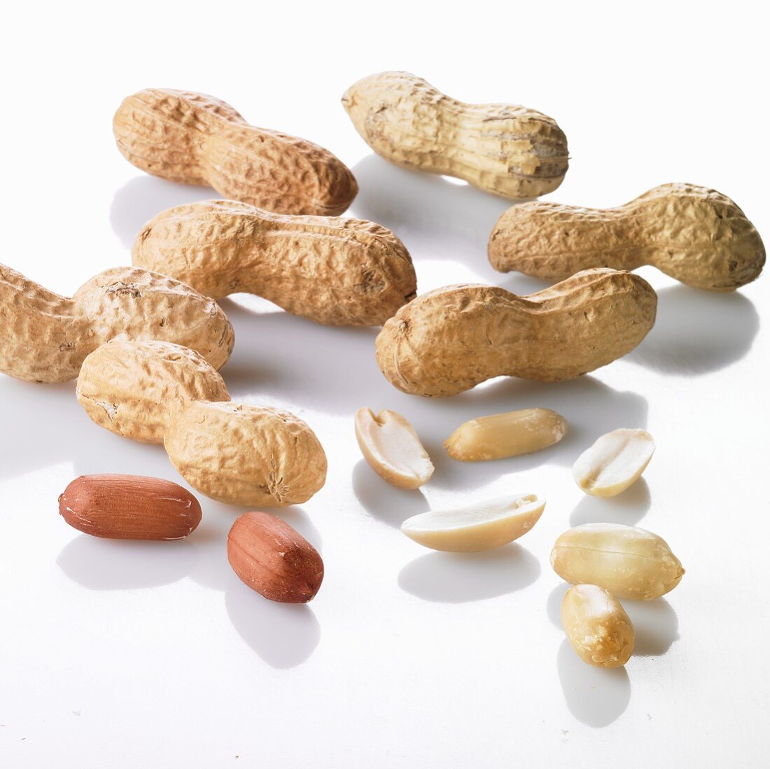 Shelled and unshelled peanuts