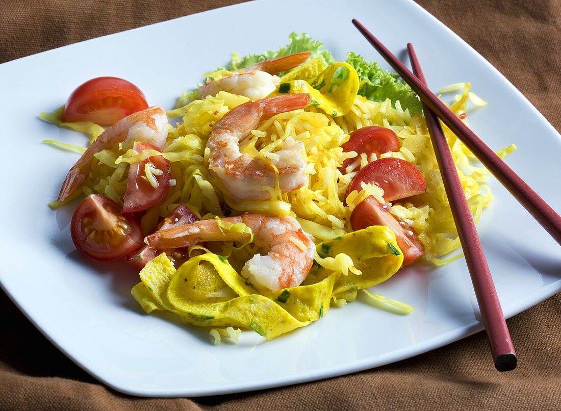 Fried rice with prawns, cabbage and tomatoes (Asia)