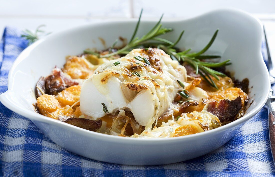 Oven-baked cod fillet with carrots, bacon and rosemary