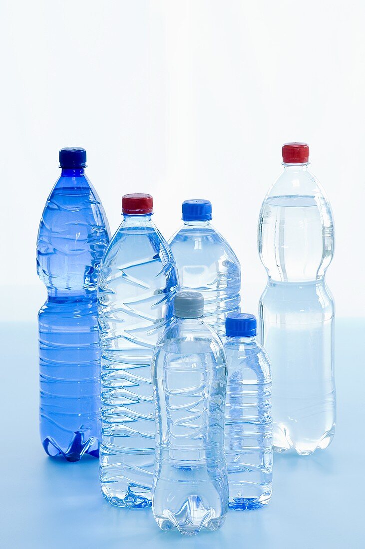 Verschiedene Mineralwasserflaschen