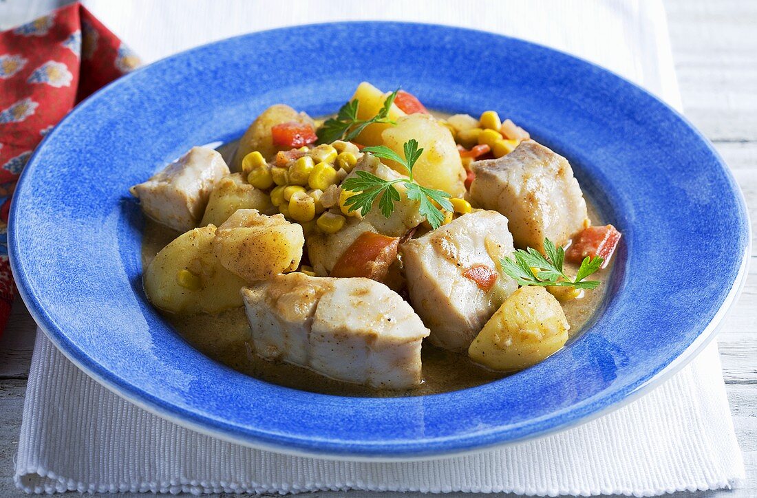 Fischcurry mit Kartoffeln und Mais