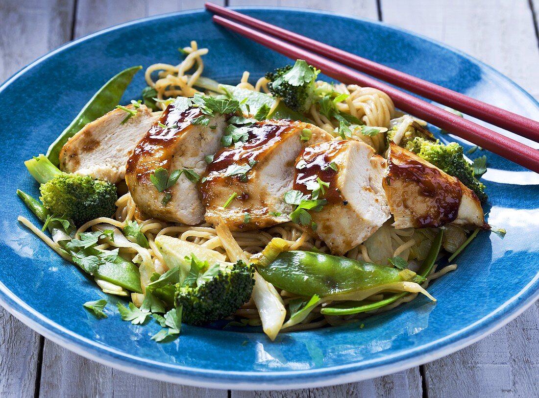Chicken fillet with egg noodles, broccoli and mange tout (Asia)