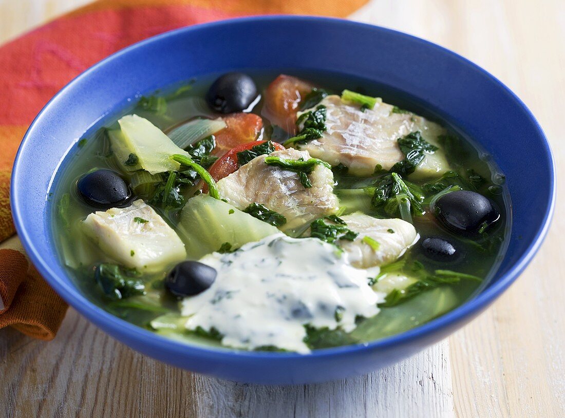 Fischsuppe mit Spinat, Oliven und Basilikum-Joghurt