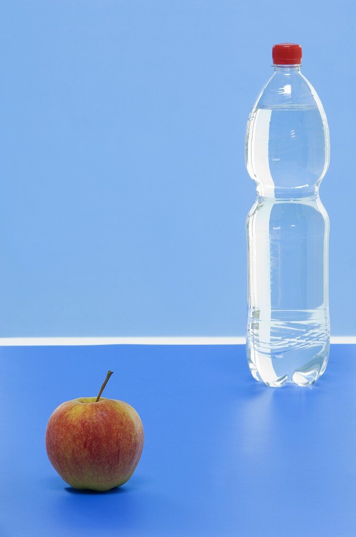 Elstar Apfel und Mineralwasserflasche