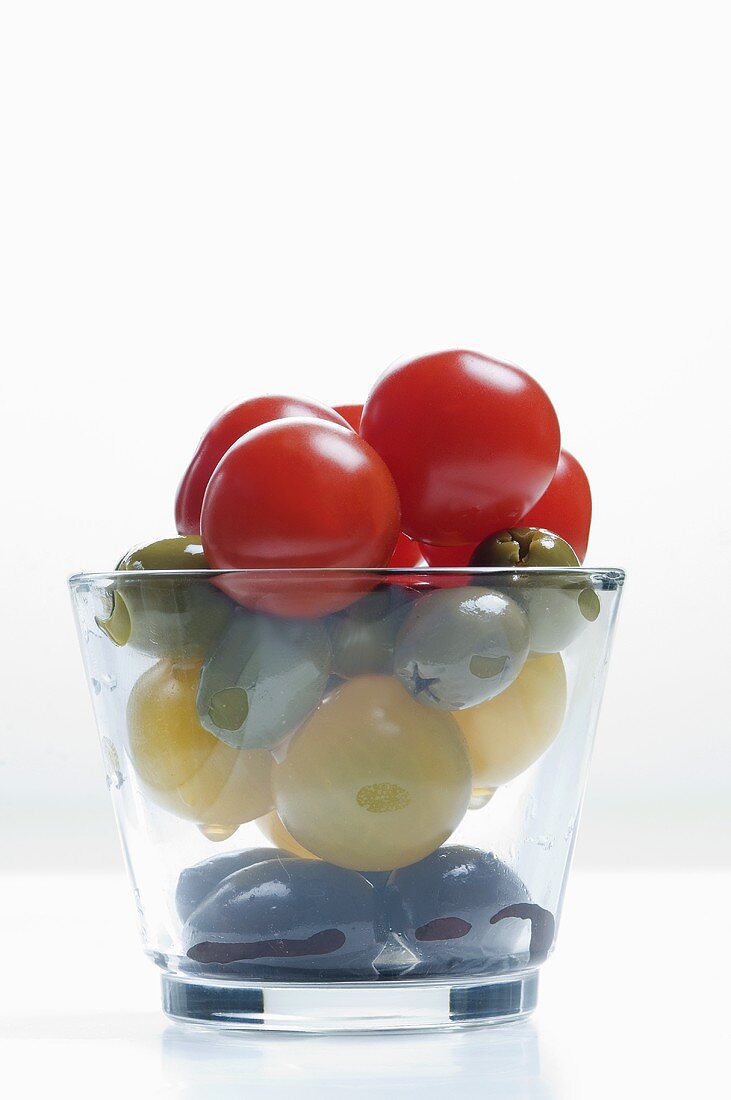 Kirschtomaten und Oliven im Glas