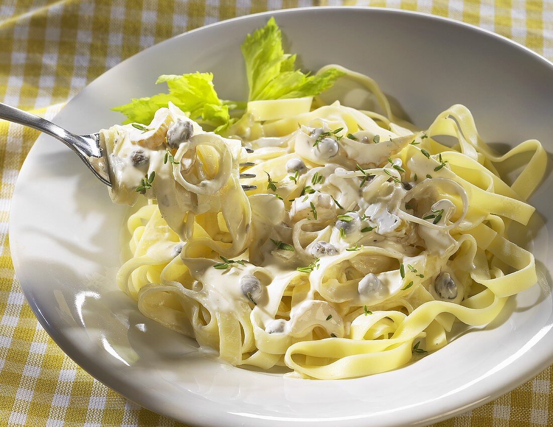 Bandnudeln mit Gorgonzola und Kapern