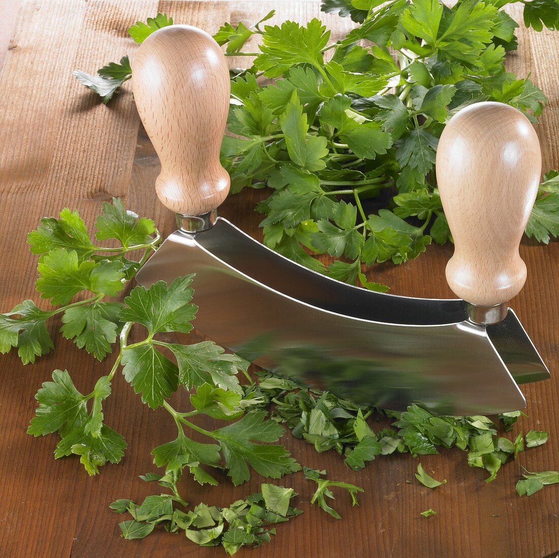 Parsley and a chopping knife